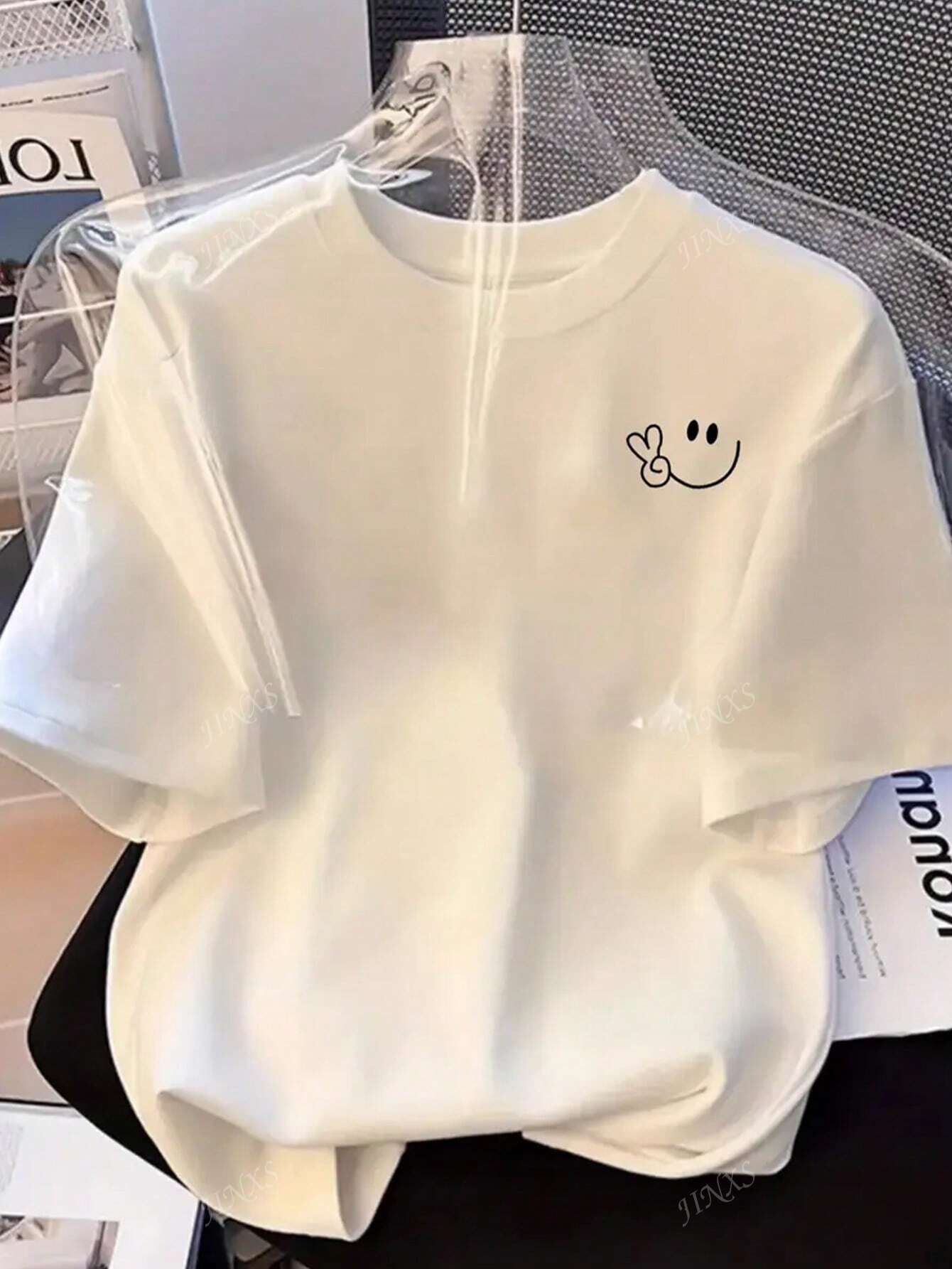 Maglietta a maniche corte con scollo rotondo, elegante e divertente, con un adorabile design con sorriso e simbolo della pace, ideale per donne formose che apprezzano la moda giocosa.