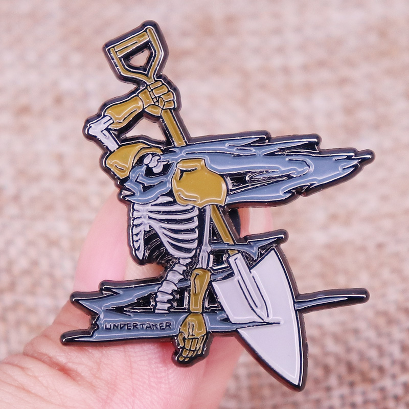 86แปดสิบหก Shinei Nouzen Shin Undertaker Juggernaut Mark Headless Skull Enamel Pin Badge เข็มกลัดเครื่องประดับ