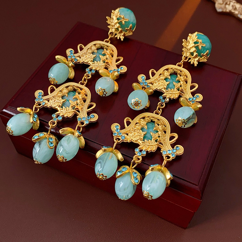 Mediaeval Style Round Resin Clip Earrings Exquisite Flower Hollow Pendant Earrings Fashion Elegant Woman Banquet Accessories K