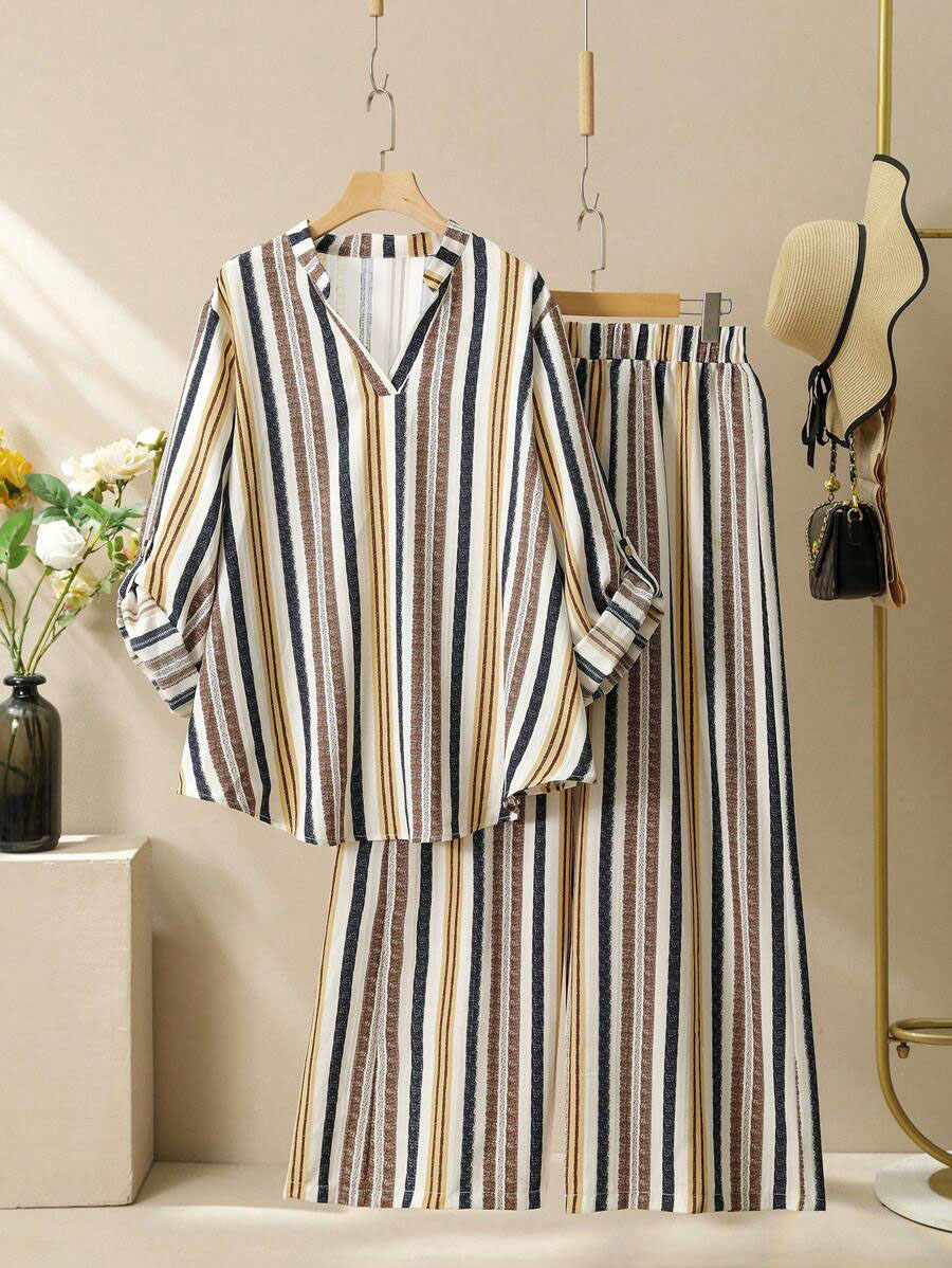 Gestreepte set voor dames in grote maten - Tweedelige outfit met V-hals en print, casual loungepak