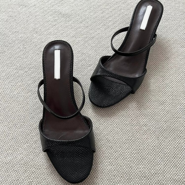 Sandálias Femininas Estilo Francês com Salto Alto, Calçados para Uso Externo, Novas Sandálias de Fada Simples e Elegantes para o Verão 2025