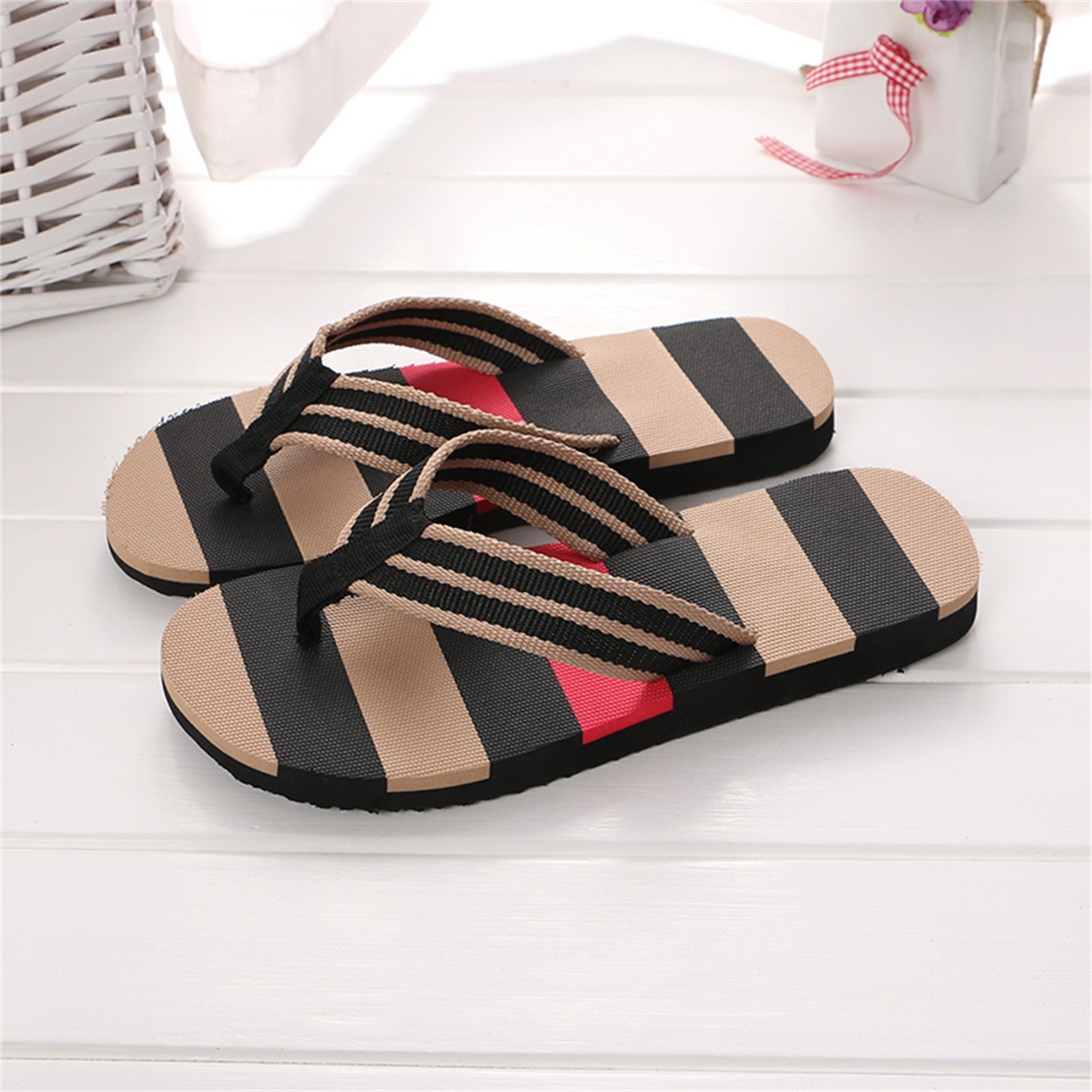 Nieuwe herenslippers Heren zomerschoenen Gemengde kleuren Sandalen Mannelijke slipper Indoor en outdoor slippers Casual strandschoenen voor heren