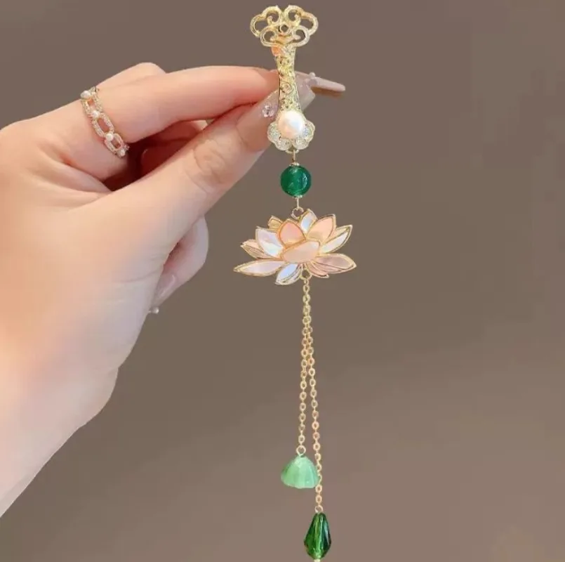 Exquisite Palace Style Pearl Shell Lotus Tassel Emerald Pendant Brooch Ladies Party Jewelry