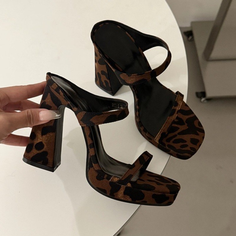 Temperamento Punta cuadrada Una palabra con plataforma Tacón de bloque Hermoso patrón de leopardo Cool Drag Sandalias de tacón alto