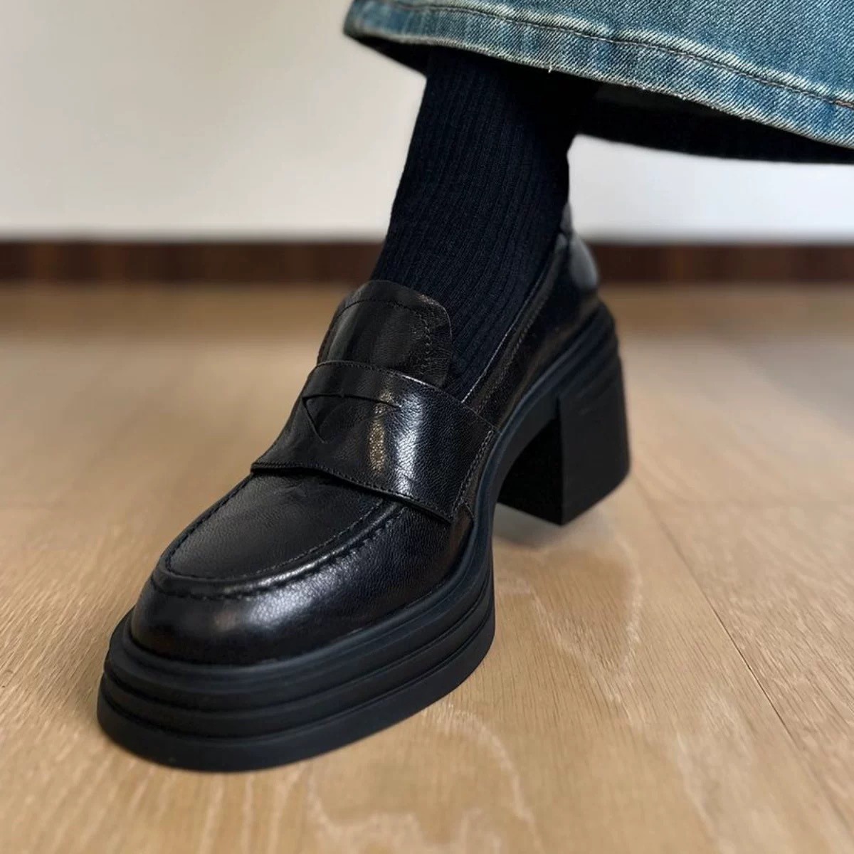 Thick soled British style versatile loafers for women with thick heels  high heels  and height increasing small leather shoes