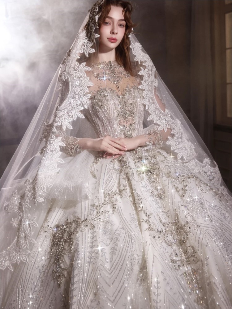 Luxuriöses Haute-Couture-Kleid aus schwerem Industriestoff mit langen Ärmeln, neuem Textur und großem Schleppe-Design
