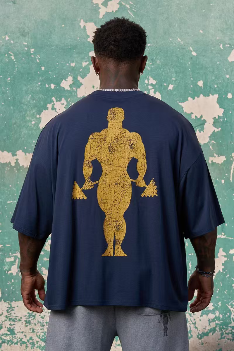 Oversized vintage T-shirt voor heren met gekrakelde print, geschikt voor gym, workout, bodybuilding, fitness, korte mouwen, ademend, losse pasvorm, spieropbouw.