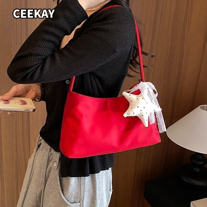 Bolsa Mini de Ombro EKAY em Nylon Liso Sólido com Alça Integrada de Tecido, Pingente de Fita de Renda com Estrela e Bolinhas Brancas, Fechamento com Zíper