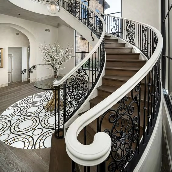 Hochwertige, luxuriöse, maßgefertigte, moderne Design-Innenspiraltreppe aus Schmiedeeisen mit Glasgeländer für Villen