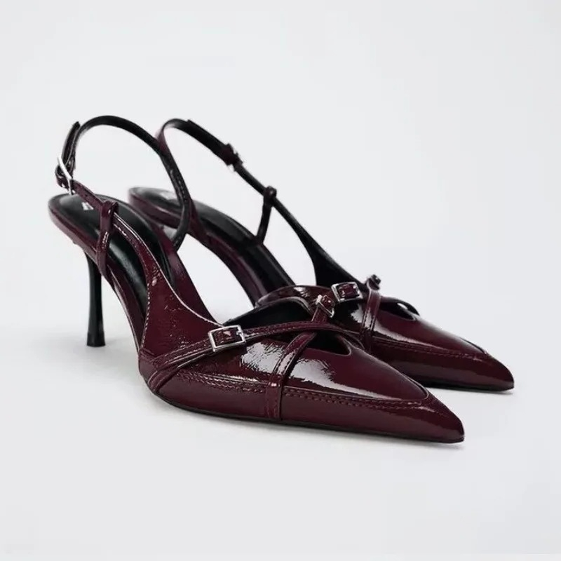 Sexy wijnrode schoenen met hoge hakken. Zomermode elegante sandalen met spitse neus en kruisbandjes. Grote maten damesschoenen
