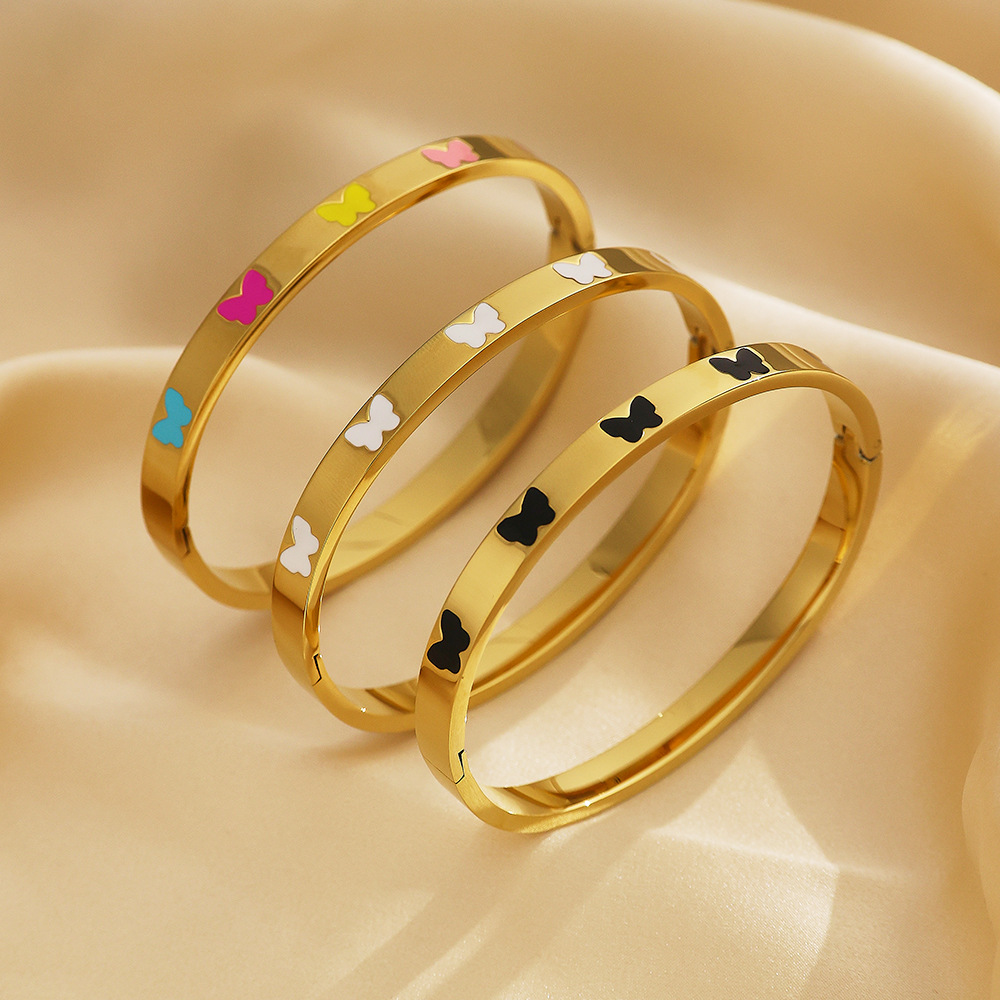 Gelang Manset Baja Titanium Kupu-kupu Warna-warni dengan Perhiasan Gelang Tahan Air Berlapis Emas 18K Enamel untuk Hadiah Teman Perempuan Wanita
