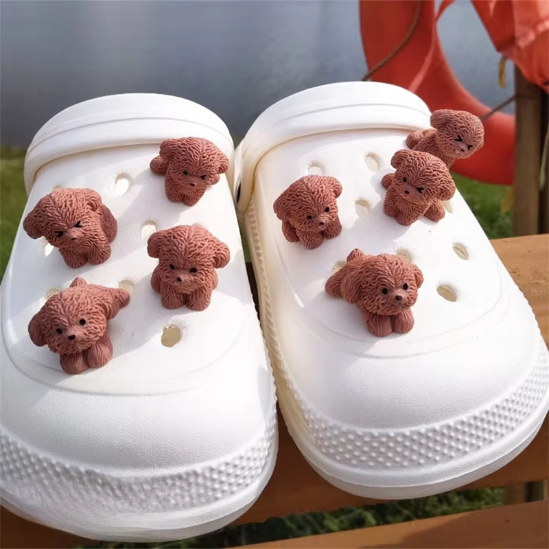 Nieuwe schattige DogShoe-accessoireset met verwijderbare ABS-componenten 3D-puppy-ontwerpen, perfect voor doe-het-tuinschoenen