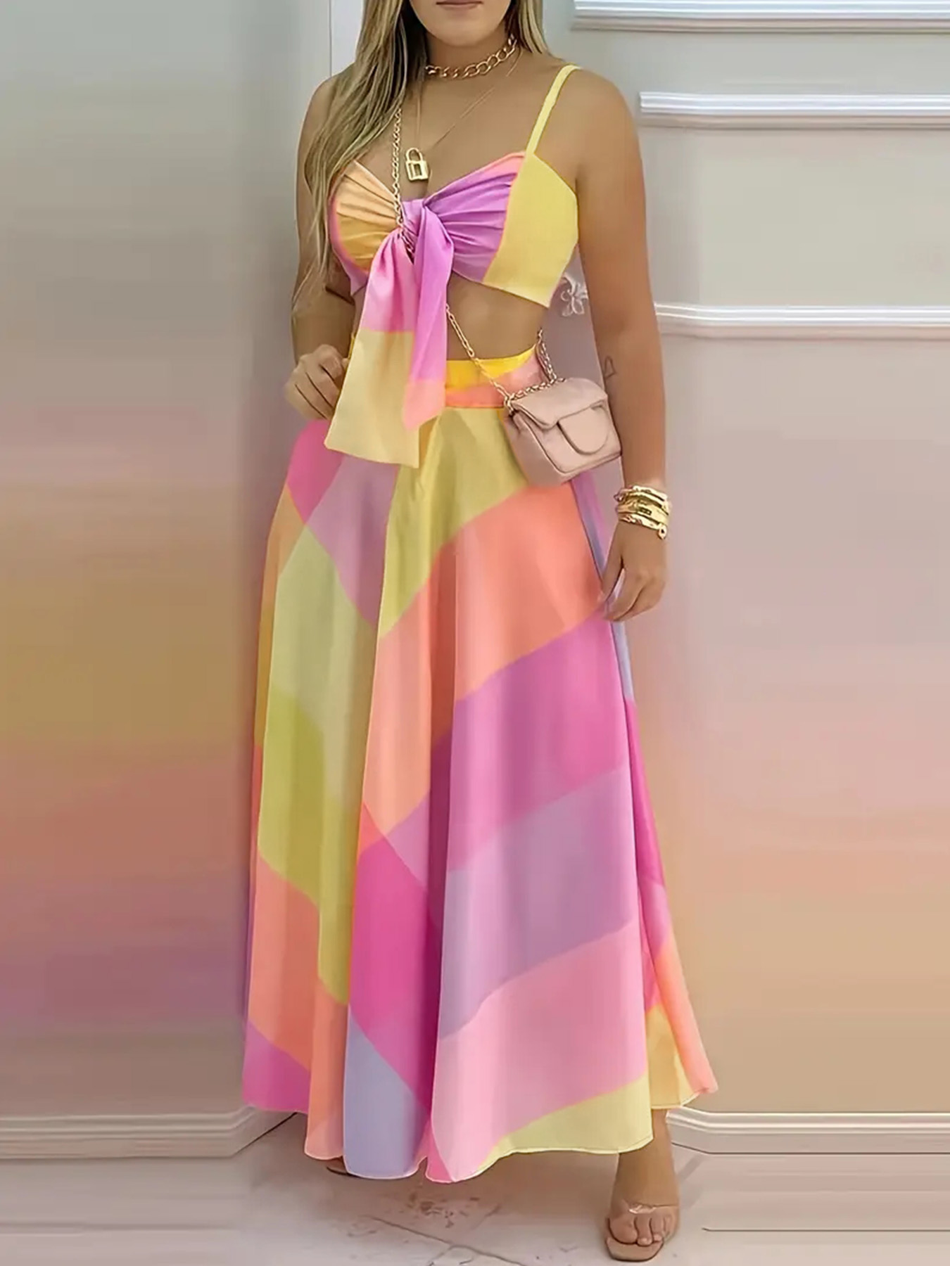 Un haut court à lacets avec une jupe mi-longue et un ensemble de robe femme à motif géométrique