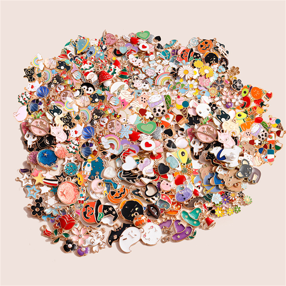 Venta al por mayor Leslie: 50/100 piezas de dijes de esmalte con diseños de corazones de dibujos animados, animales, flores, frutas y arcoíris para la fabricación de joyas DIY al por mayor