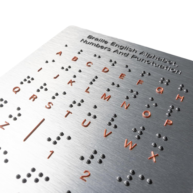 Nueva Oferta: Herramienta de Aprendizaje del Alfabeto y Números en Braille - Letras Táctiles de Metal Duradero, Montaje en Suelo, Ecológico y Ligero