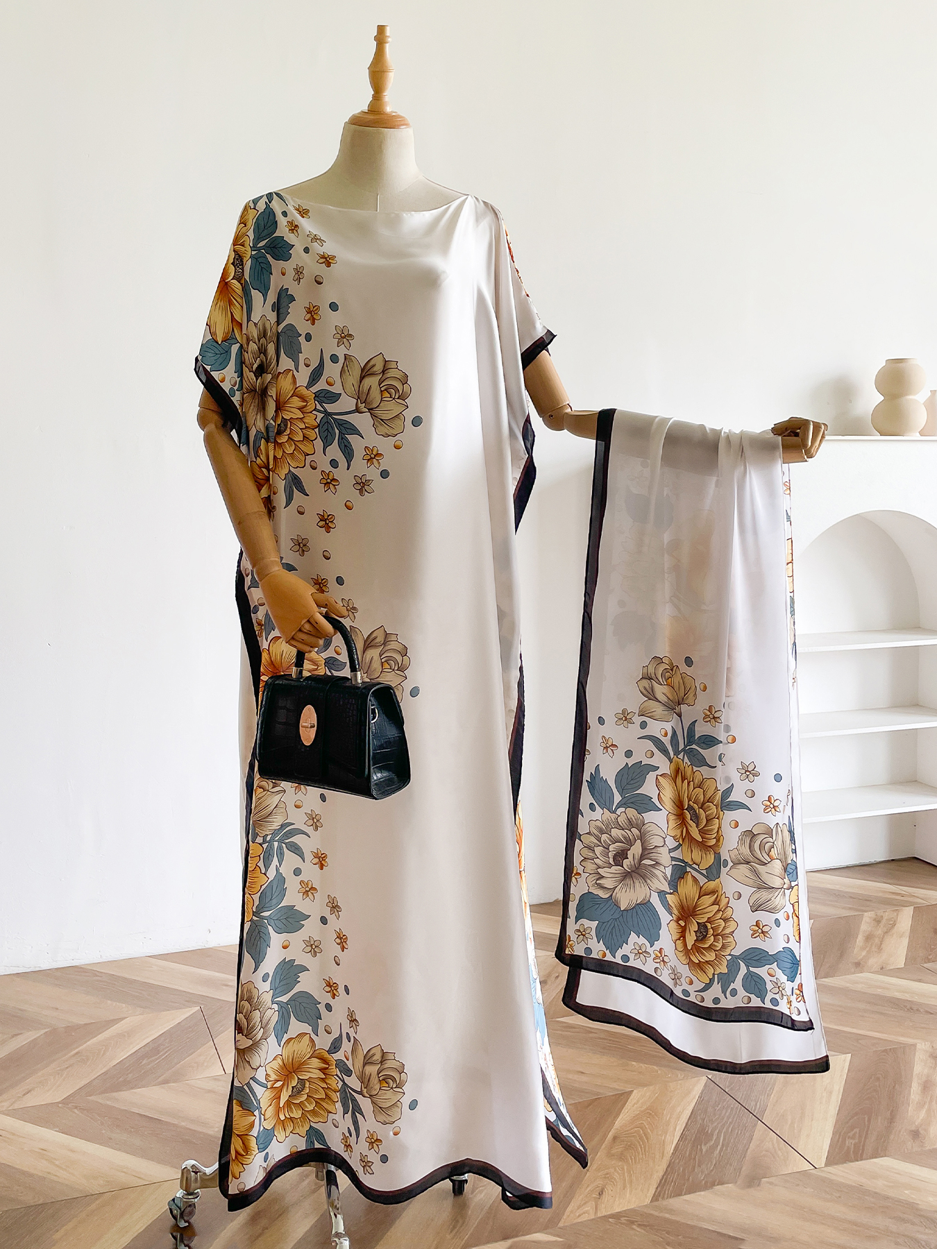 Zijdelings met bloemenprint versierde satijnen abaya met sjaal, losse maxi kaftan voor Afrikaanse moslimvrouwen, zomerse strand- en vakantiekleding