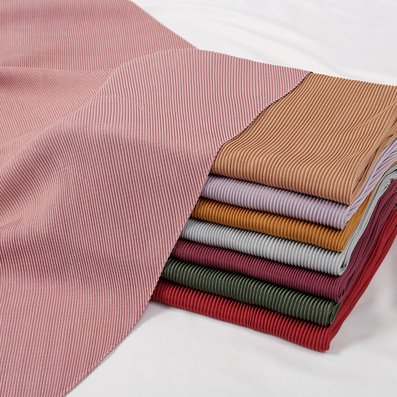 Nuova sciarpa quadrata plissettata solida per le donne Hijab musulmano foulard in raso di seta avvolge fascia islamica turbante foulard femminili