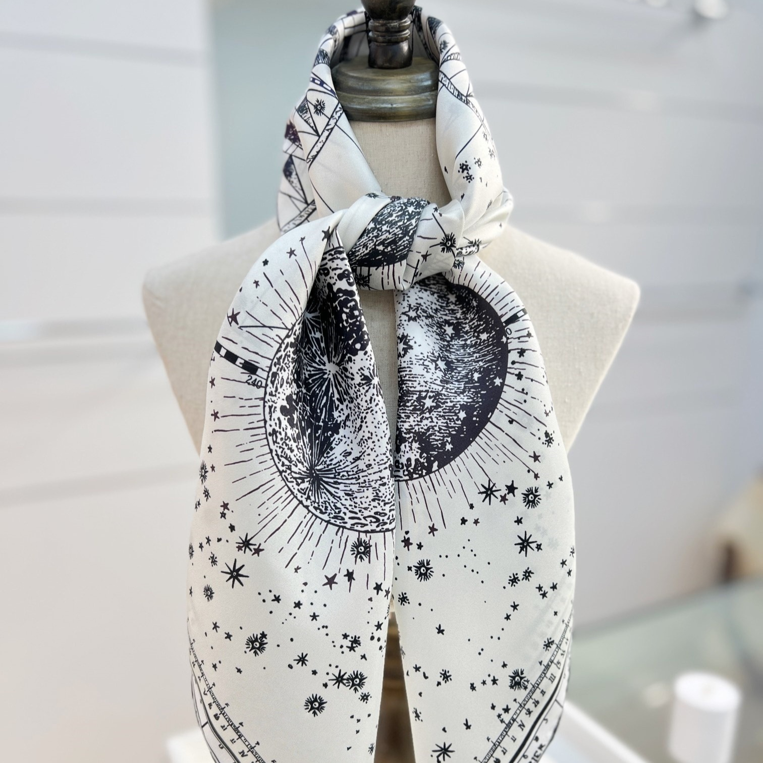 Bestseller Frühling/Sommer Damen Seidenschal Sternenhimmel-Druck Seidener Quadratischer Schal Stylischer und Vielseitiger Taschenschmuck Geschenk 90*90