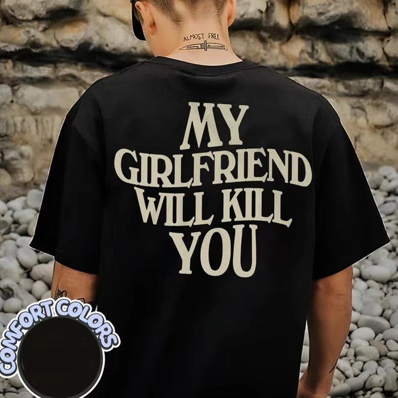 Camiseta Estampada Engraçada _Minha Namorada Vai Te Matar_ 2026 - Camiseta Unissex de Manga Curta - Camiseta Masculina