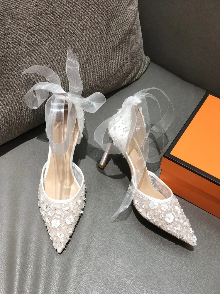 Chaussures de mariage, chaussures de mariée, escarpins à talons hauts en dentelle ornée de strass et ruban de soie, nouveau style pour femme, chaussures sur mesure