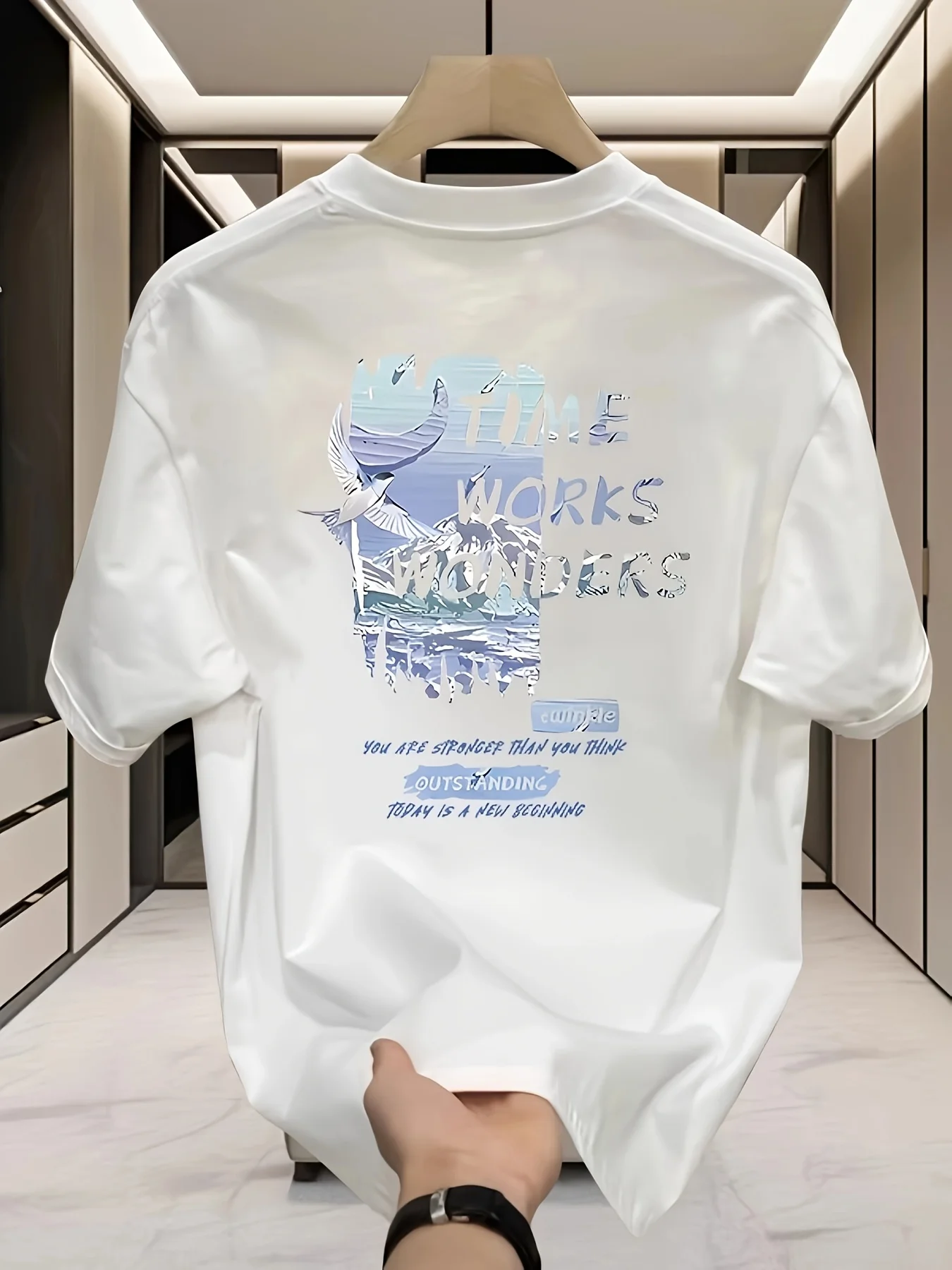 T-shirt Estetica da Uomo 100% Cotone con Grafica Montagna 'Time Works Wonders' – Streetwear Casual Estivo