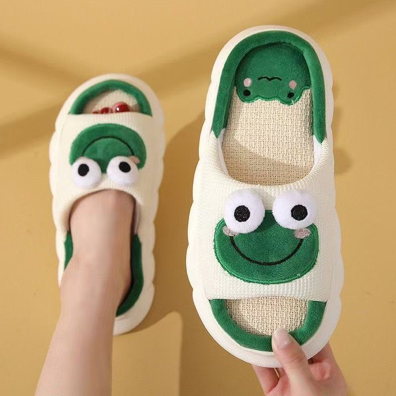 Sandal Linen Wanita Baru Musim Semi/Musim Panas Sandal Rumah Pasangan Anti Selip Sepatu Pria Alas Tebal Sandal Katak Kartun