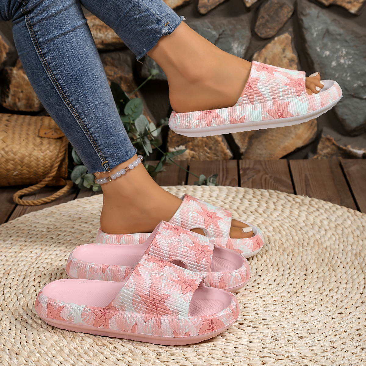 Pantofole estive da donna con stampa floreale rosa dolce, passeggiate al mare, per il tempo libero quotidiano, uso domestico. Comode pantofole con fondo morbido e spesso