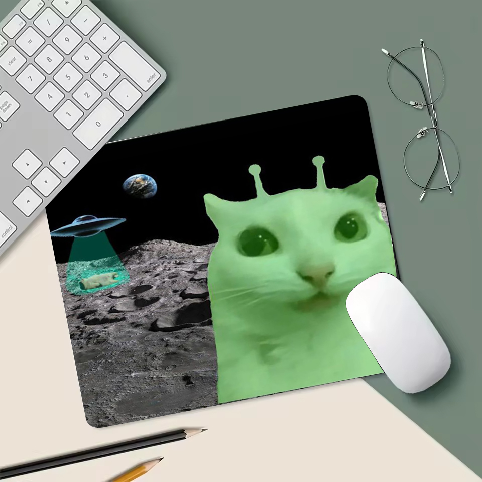 Tapis de Souris Alien Cat Meme - Tapis Portable Antidérapant à Bordures Colorées pour Ordinateur Portable, Bureau et Gaming - Tapis de Bureau Chat Kawaii