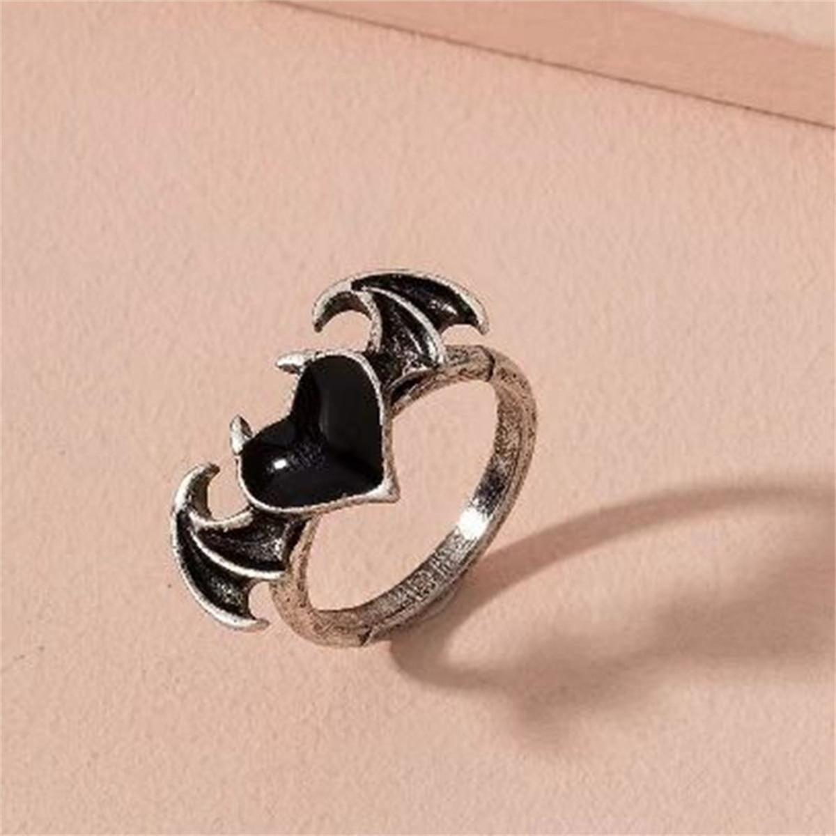 Anillos de corazón esmaltados en negro y rojo con alas de Ángel Vintage para mujer, anillo de dedo de corazón con ala de demonio malvado a la moda, joyería gótica para fiesta