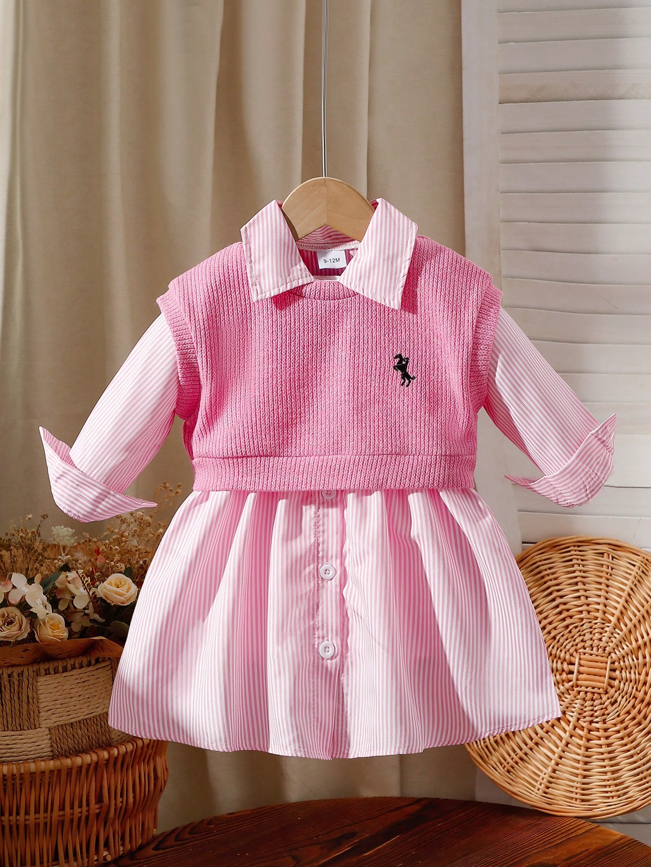 Ensemble deux pièces pour bébé fille : gilet brodé et robe chemise rayée à manches longues, idéal pour un usage quotidien décontracté, polyvalent pour le printemps et l'été.