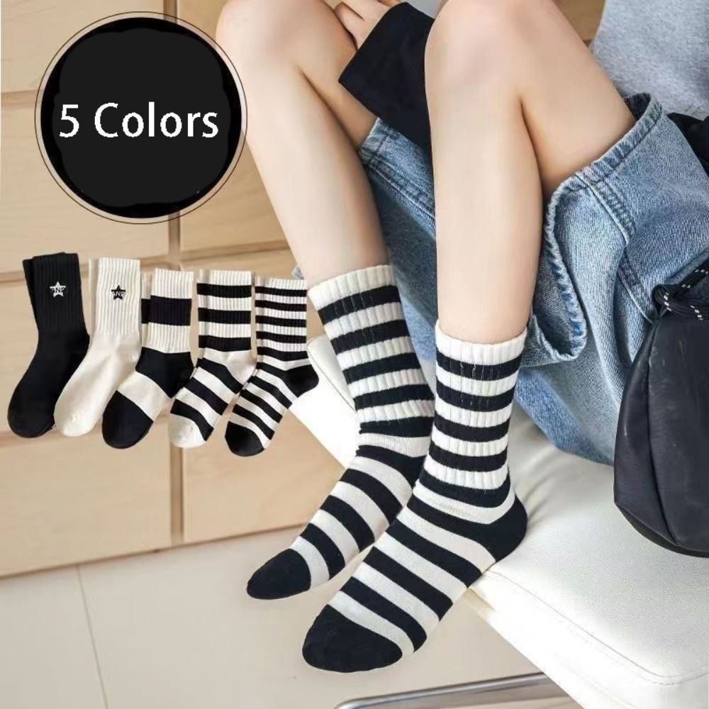 Chaussettes de sport mi-longues en coton rétro pour hommes et femmes, chaussettes à rayures noires et blanches, style simple, mode printemps et été, nouveau