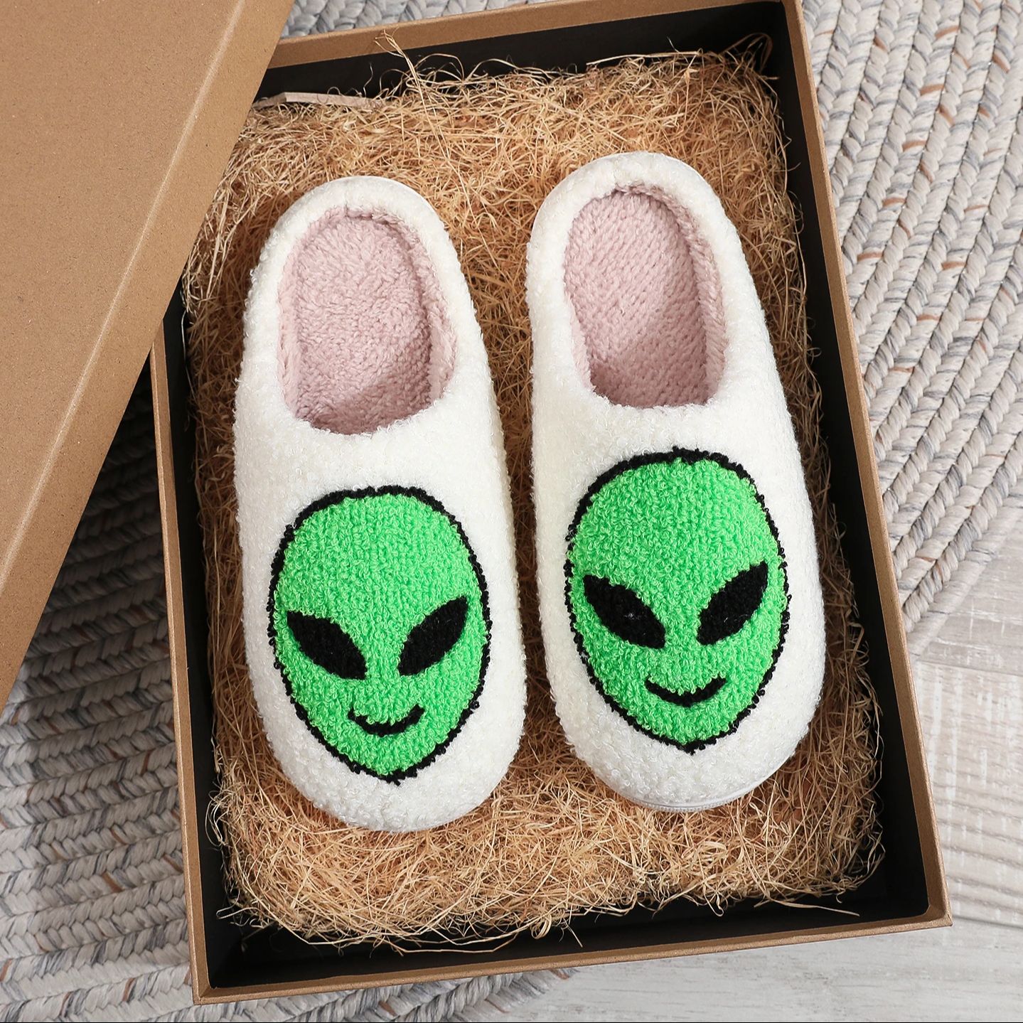 Un par de zapatillas de algodón para el hogar con estampado alienígena, zapatillas de lana de suela gruesa antideslizantes, zapatos de interior cómodos para hombres y mujeres pueden usar