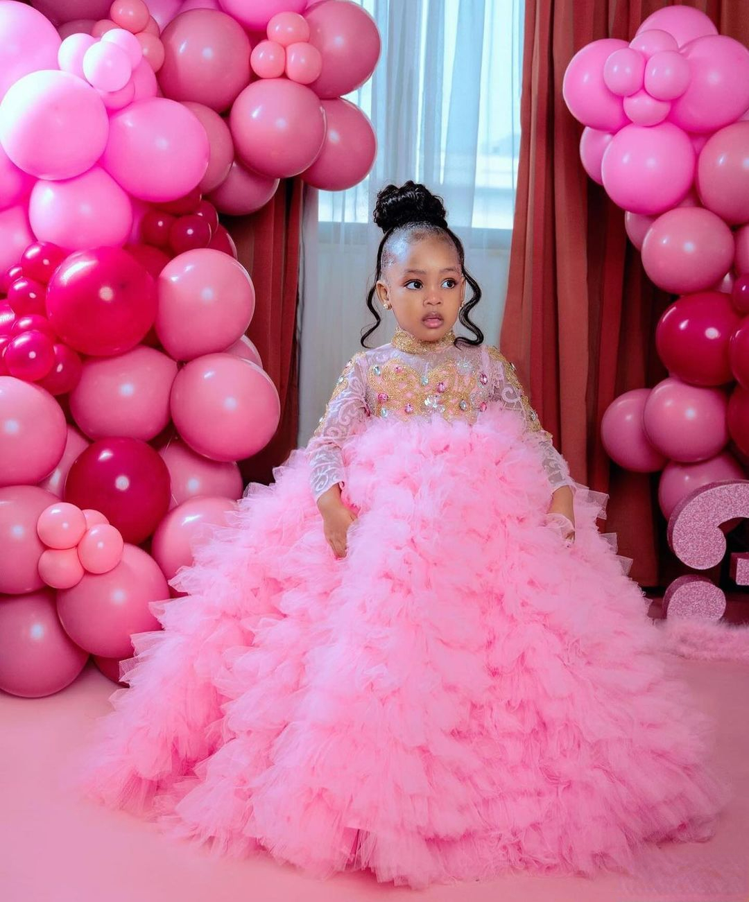 Abito da ragazza di fiori a strati Elegante tulle con gemme di paillettes Manica lunga Soffice principessa Regalo di compleanno per bambini Abiti da prima comunione
