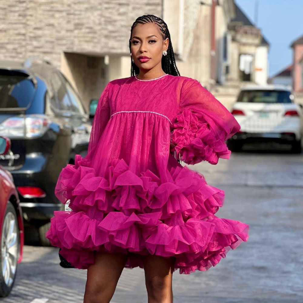 O pescoço babados rosa quente em camadas a linha vestido de festa à noite manga longa ver através acima do joelho vestidos de cocktail sempre bonito