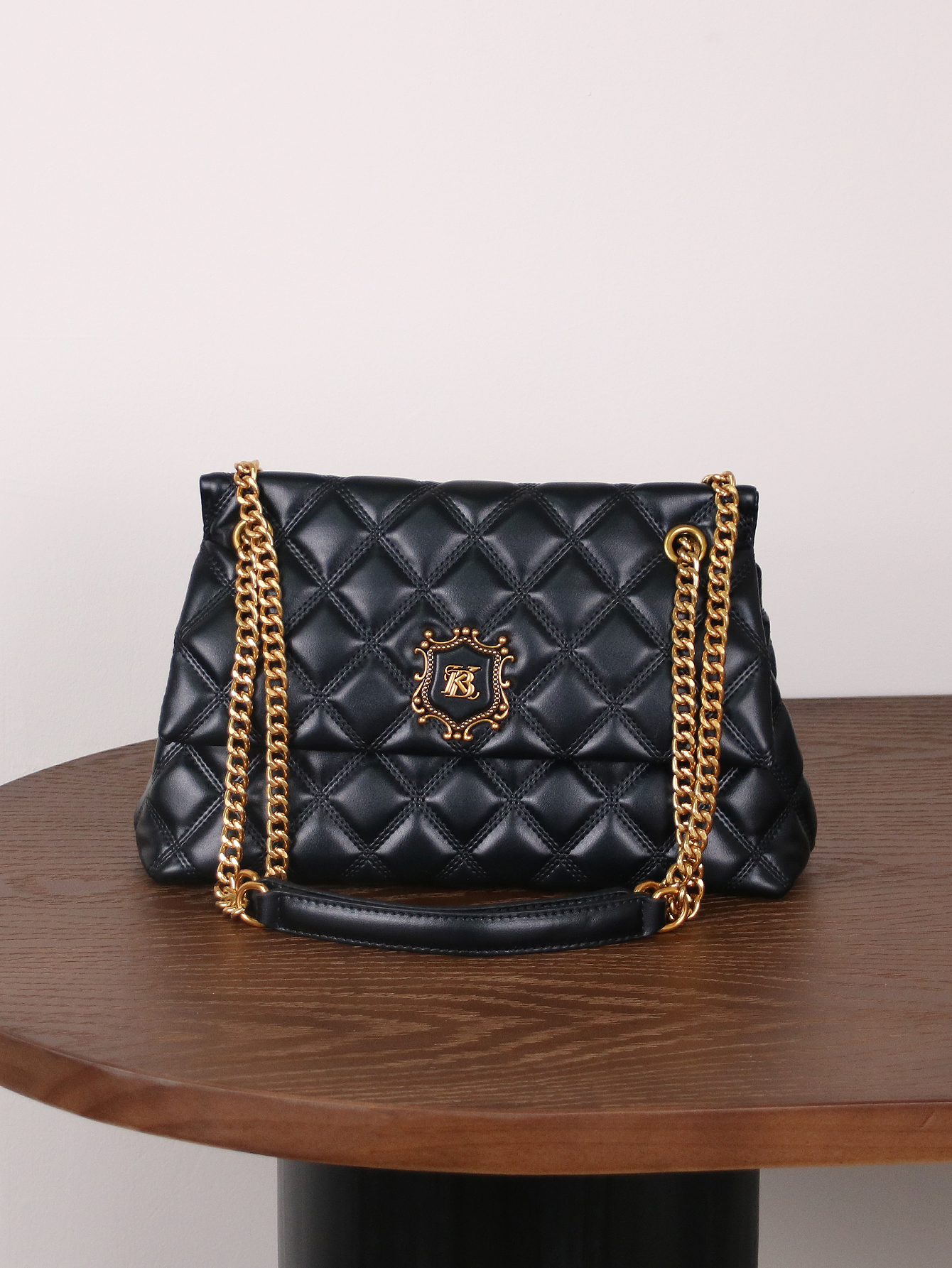 2026 Fashion New Luxury Handbag Joker Temperament Diamond Shoulder Bag High Sense Chain Large Capacity Elegant Commuter Bag One-