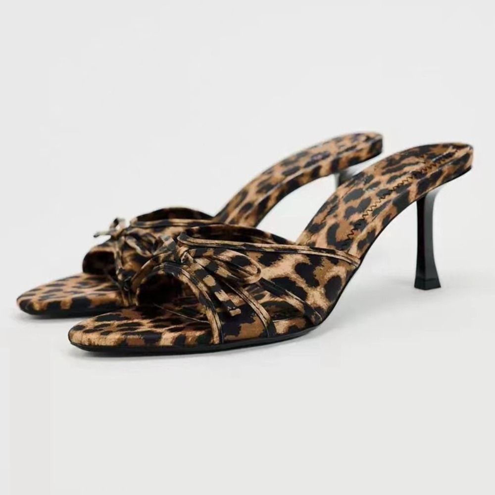 Pantoletten für Damen im exquisiten Sommer-Haute-Couture-Stil mit feinen Riemen, französische schwarze Cat-Heel-Strandsandalen mit Clip-Zehenriemen.