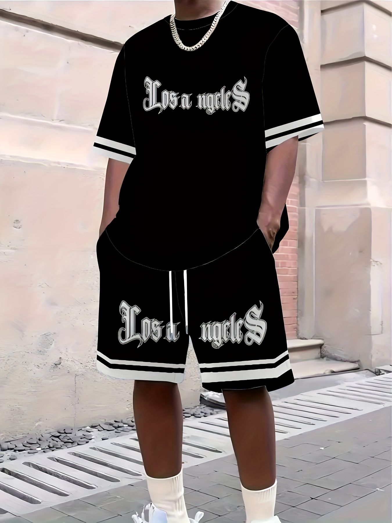 Modny męski letni gotycki zestaw: wygodny, oddychający T-shirt z okrągłym dekoltem i szorty z nadrukiem liter, odzież codzienna na zewnątrz.