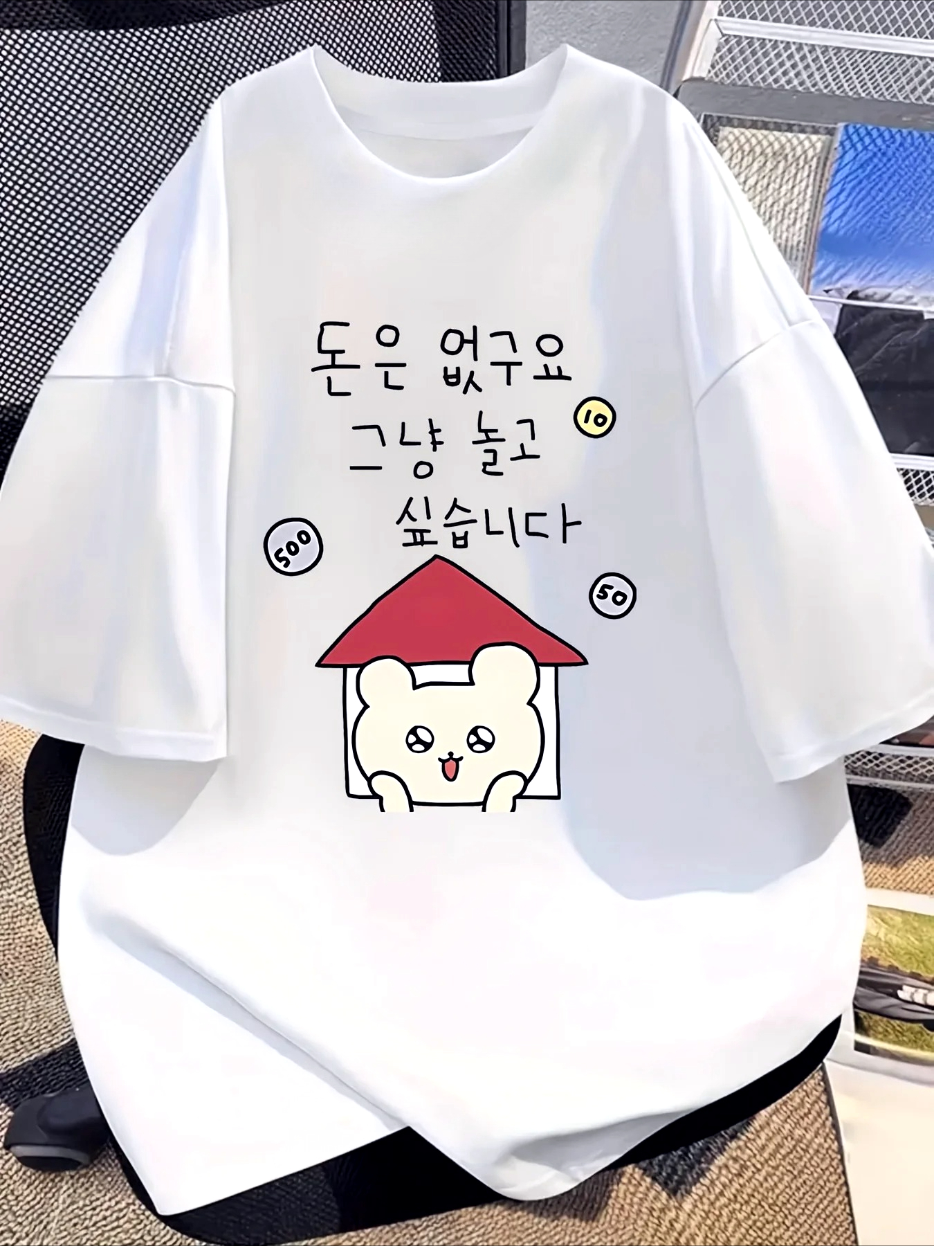 Neues, lustiges koreanisches Cartoon-Bärenhaus-Münz-Graffiti-Muster Sommer Damen T-Shirt – Weiches und atmungsaktives Vintage Y2K Damenoberteil