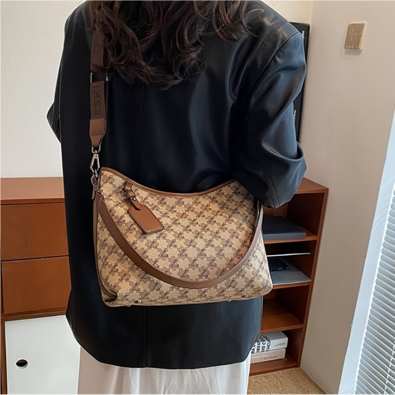 Women's Chic Houndstooth Shoulder Bag - Trending Fashion Tote. Luxurious, Versatile Crossbody and Underarm Handbag.