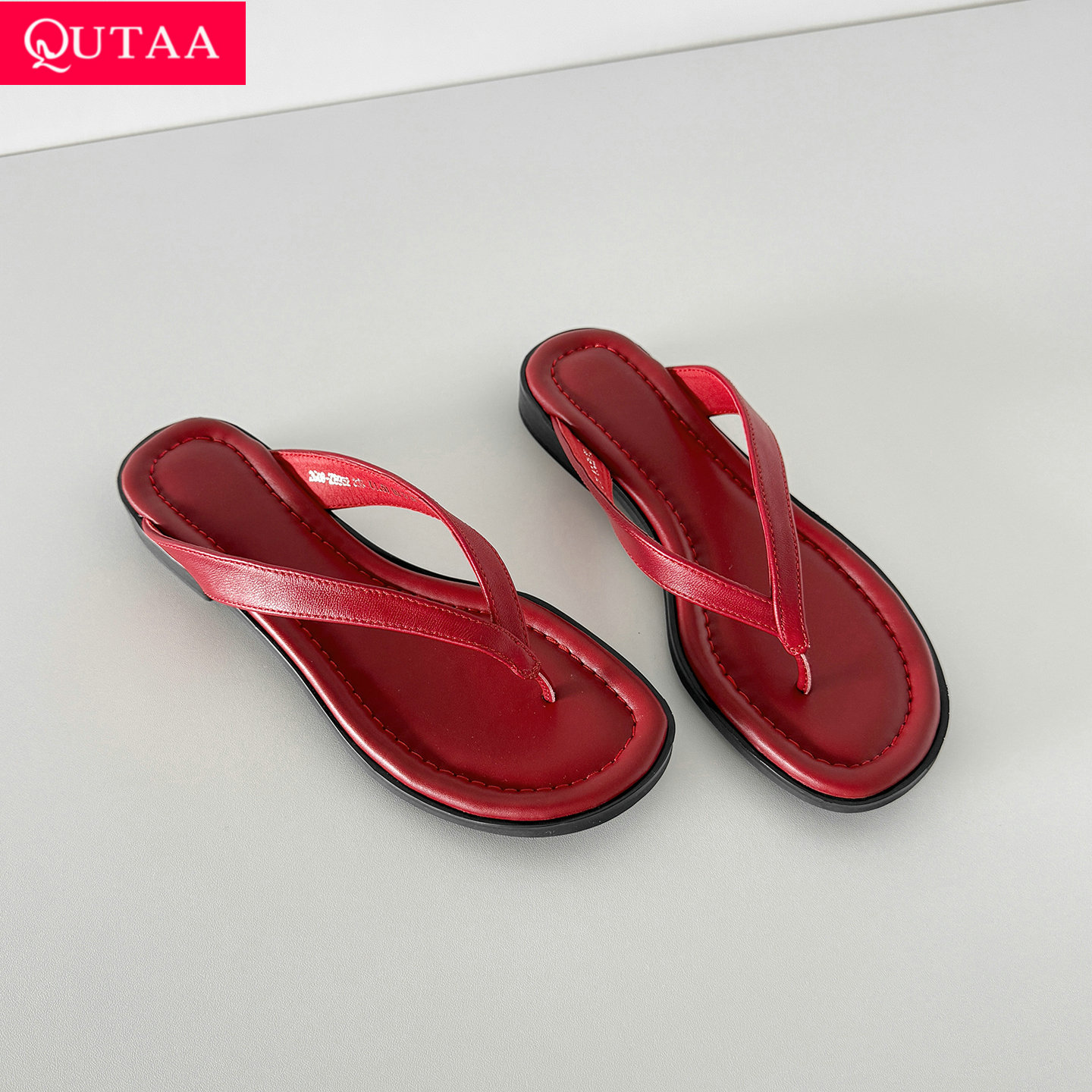 QUTAA 2026 Modne Damskie Letnie Sandały Płaskie Obcasy Skórzane Okrągłe Palce Japonki Sandały Casualowe Eleganckie Buty Rozmiar 34-40