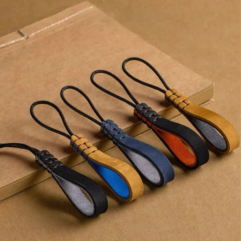 Ręcznie robiony, odporny na zużycie brelok do kluczy ze skóry bydlęcej Splicing Leather Rope Belt Key Chain Men Women Car Key Lanyard Pendant Gift