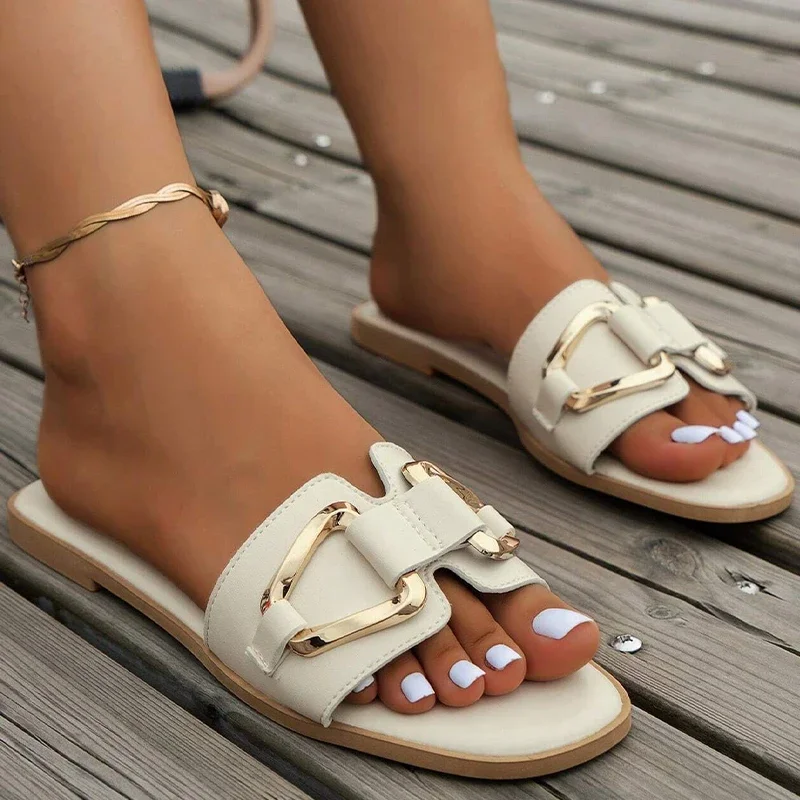 Sandalias planas de una sola banda con decoración de Metal para mujer, zapatos sexis a la moda con punta abierta para exteriores, lujosos zapatos de fiesta para oficina para mujer