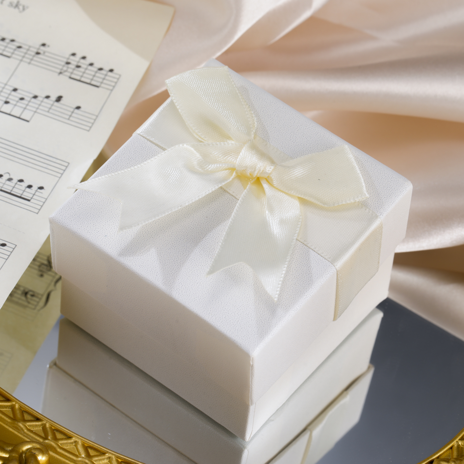 Skryim-caja de regalo blanca con nudo de lazo, 7x7x3,5 cm, para joyería, collar, anillo, pulsera, gemelos, paquete de almacenamiento, venta al por mayor