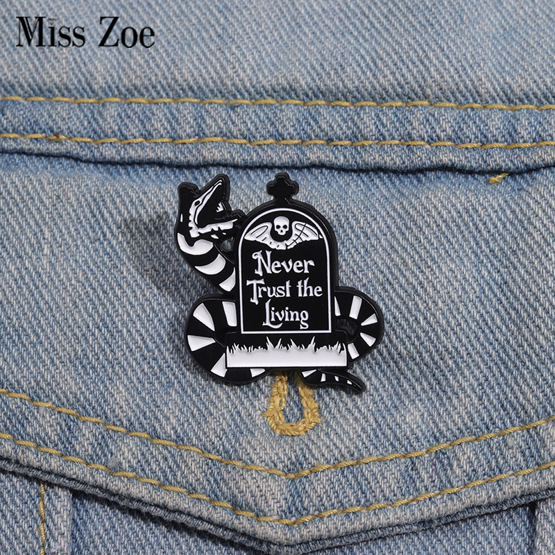 Broches Punk gothiques en émail serpent, pierre tombale, personnalisées, jamais confiance au vie, Badges à revers, bijoux animaux, cadeau pour amis