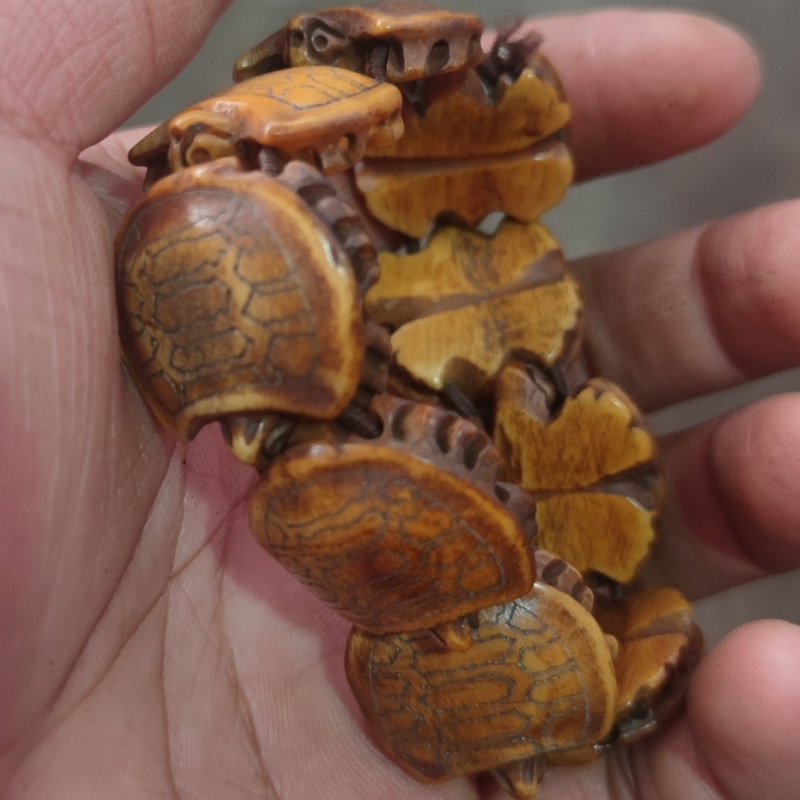 Colección antigua Pulsera de carey y hueso de buey adquisi en el mercado de productos antiguos, la pátina es rica y suave con un coche exquisito
