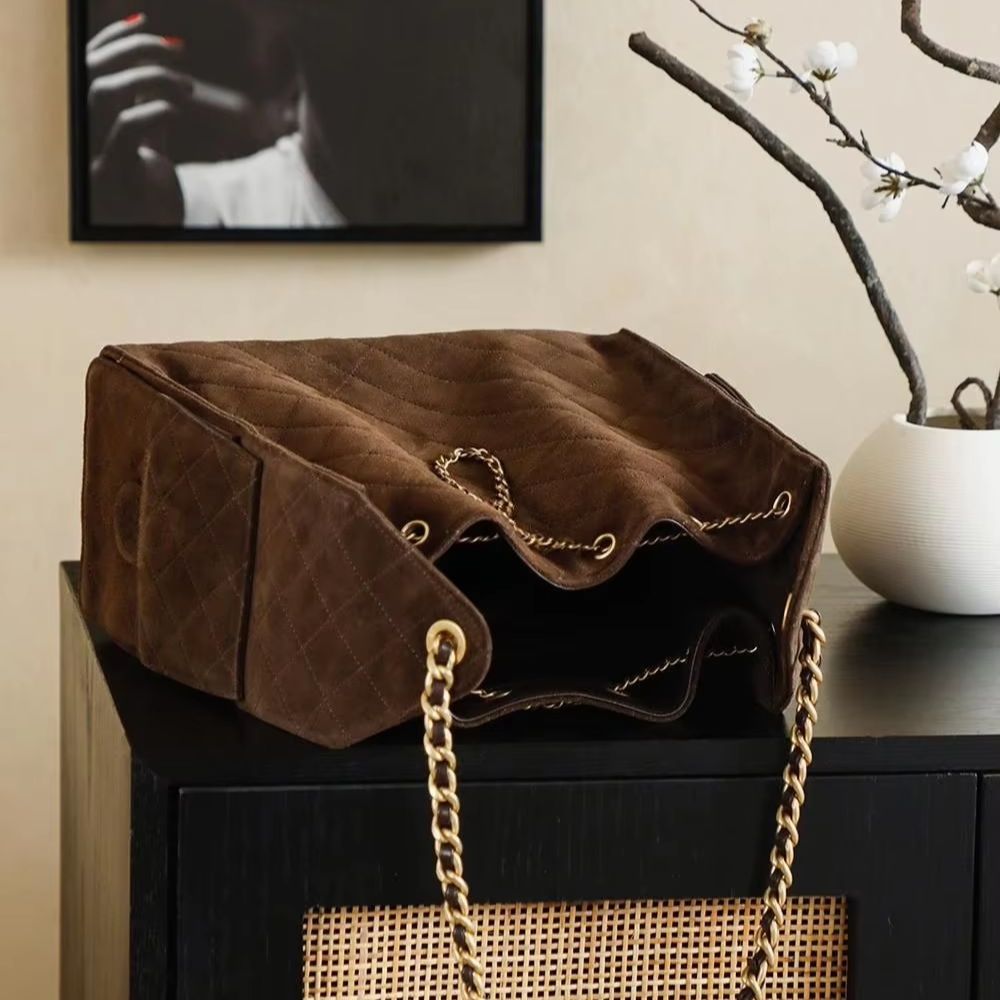 Bolso de Hombro de Dos Piezas en Gamuza Marrón Oscuro, Diseño Acolchado con Cordón, Correa de Cadena Dorada Entrelazada, con Bolsa de Cremallera a Juego.