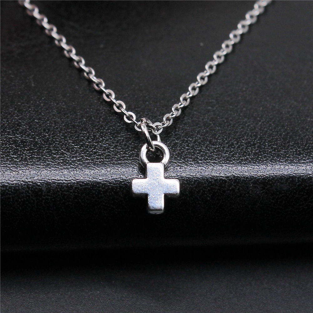 Colgante de Cruz pequeña para chica y mujer, Gargantilla Simple y clásica de 7x10mm, Color plata antigua, cadena corta
