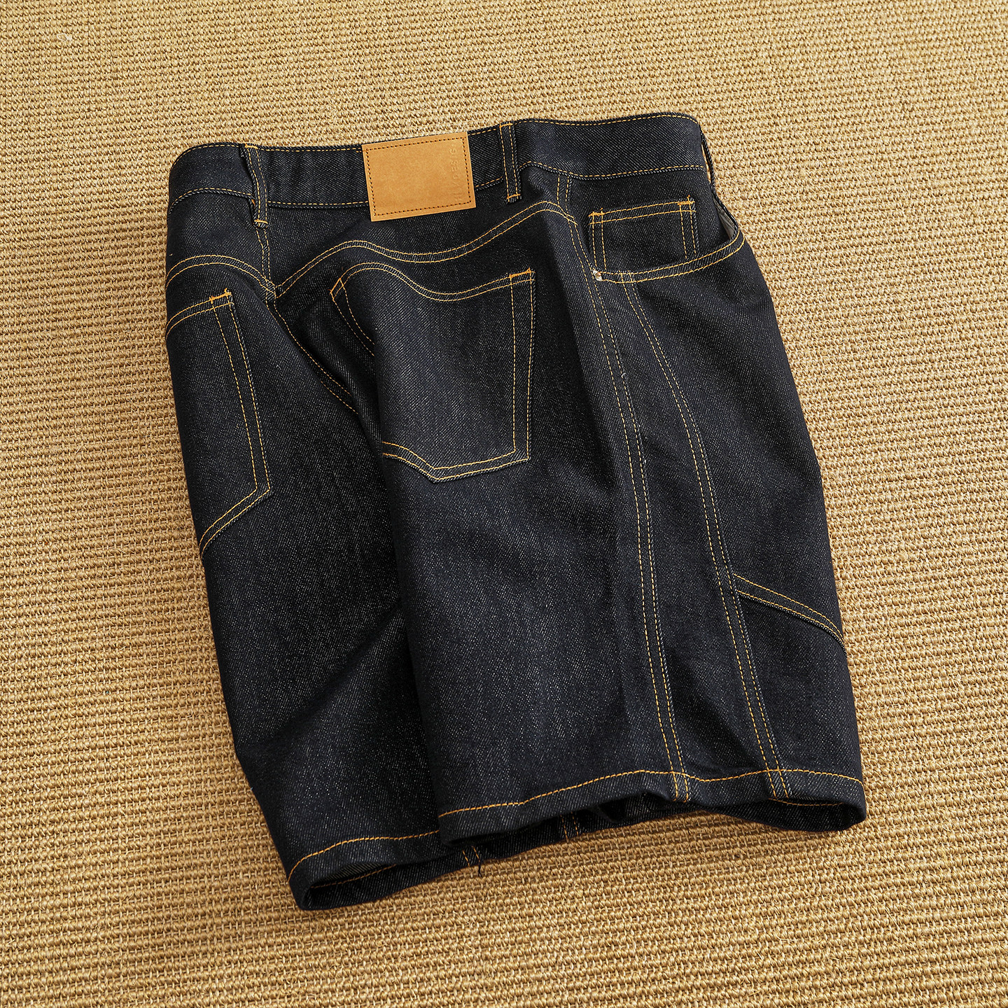 Shorts jeans masculinos de cor original com costura contrastante, corte reto e liocel, comprimento médio.