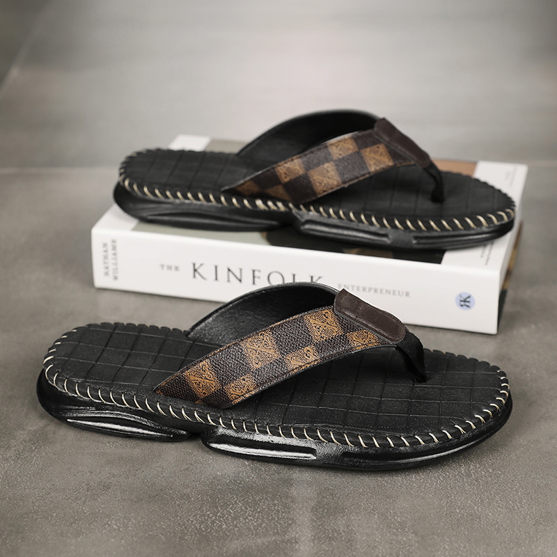 2024 Street Men Summer Flip Flops Beach Sandals Anti-Slip Indoor Outdoor Casual Flat Shoes Wysokiej jakości kapcie domowe dla mężczyzn