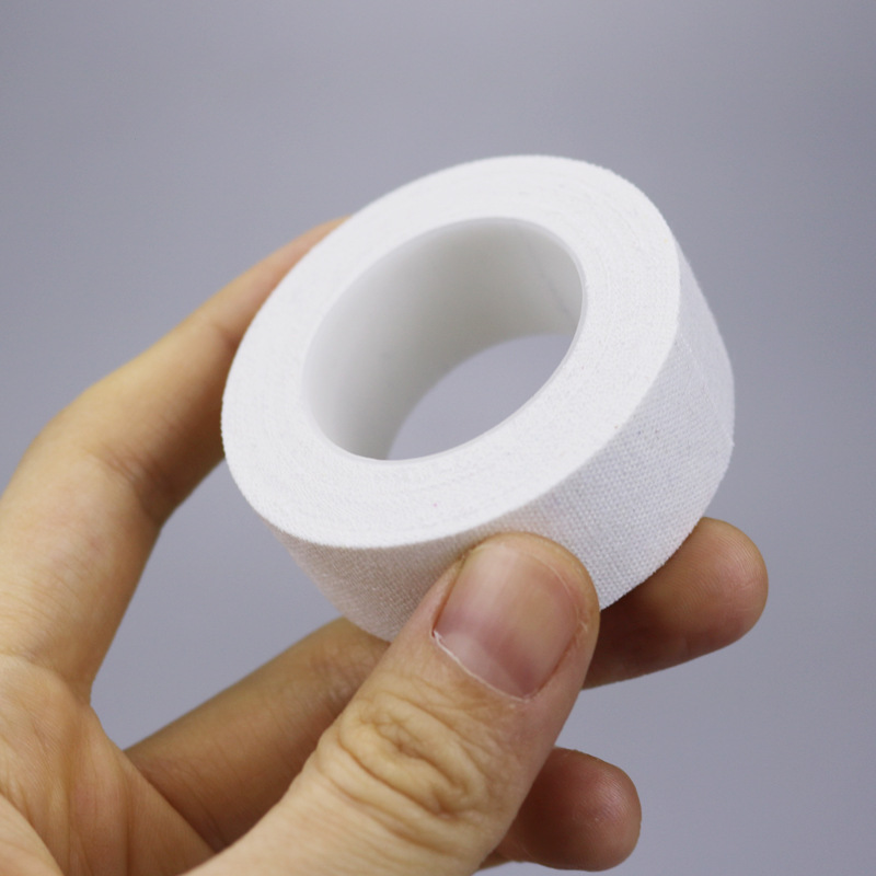 1 rolo de fita adesiva branca de algodão respirável fita cirúrgica de pano macio ​ ​   com gesso autoadesivo